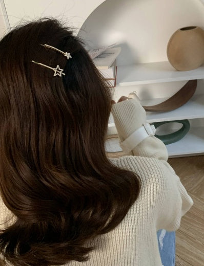 Girl's delicate hairpin