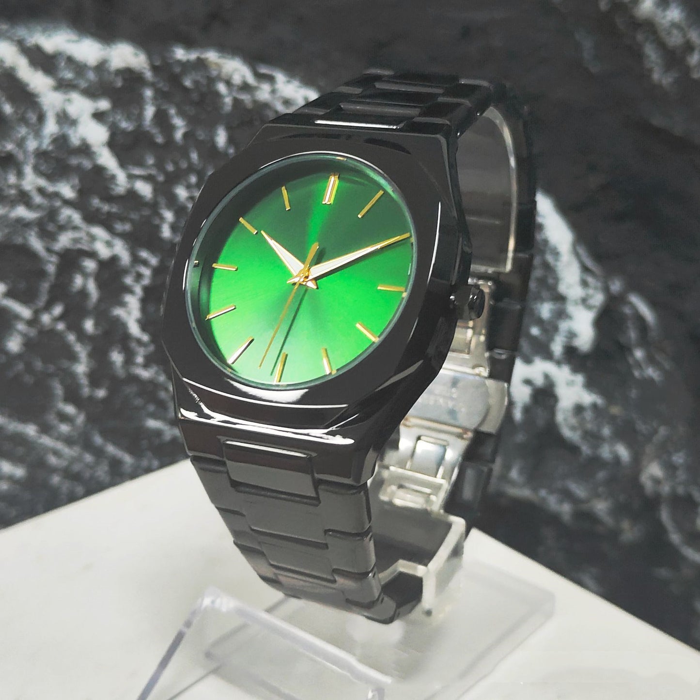 Mens Large-dial Stainless Steel Quartz Watch With A Luminous Night-time Display