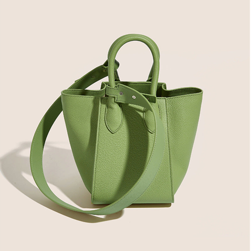 Håndholdt skuldertaske/crossbody taske i form af en grøntsagskurv