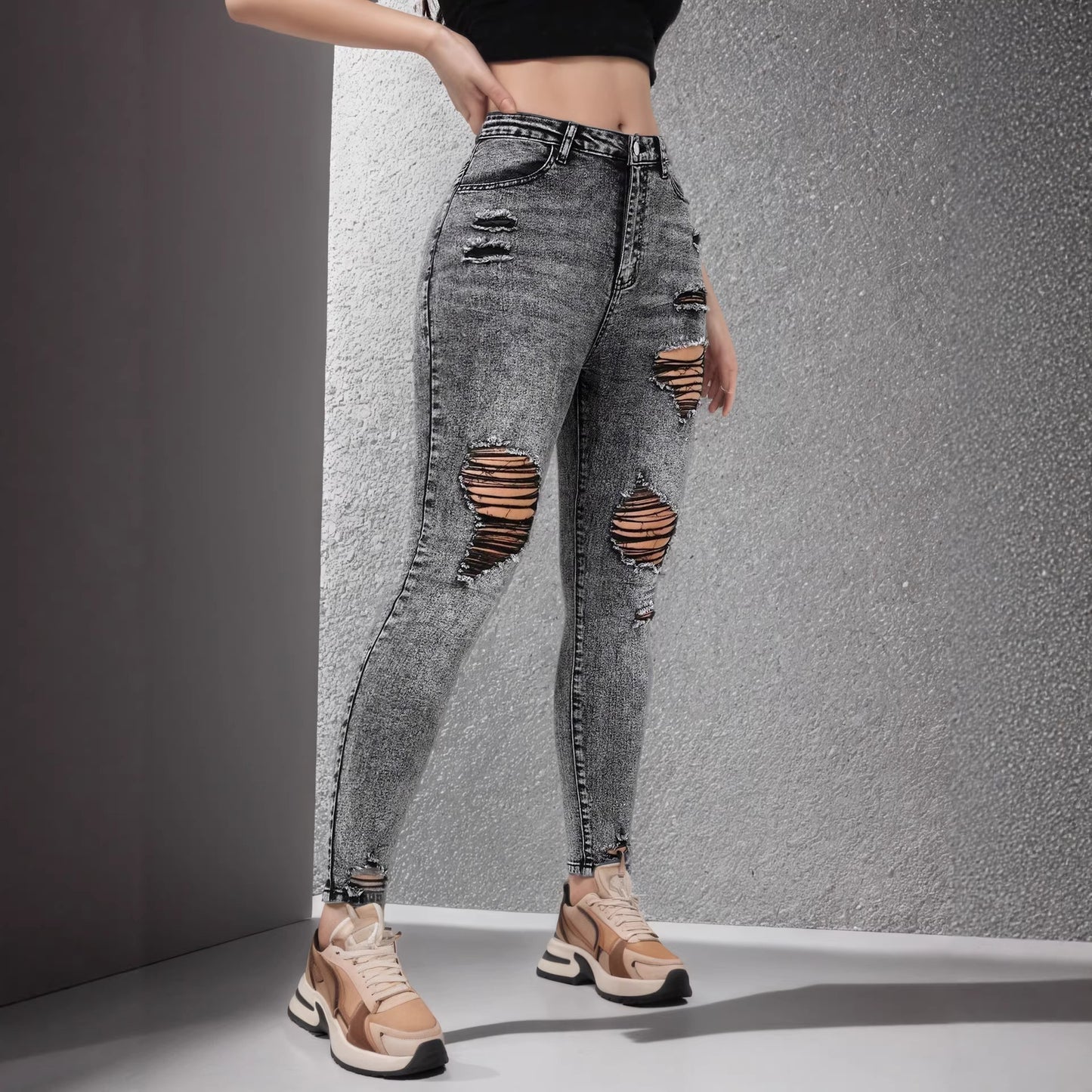 Personlige ripped damejeans i high-street-stil