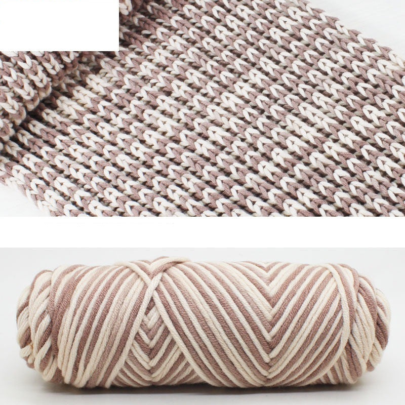 Hand-knitted scarf line