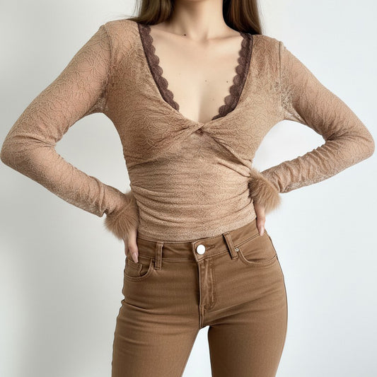 Blød Twist V-hals blonde-top Sexet, figurformende sweater med fluffy stofdetaljer for et frækt look