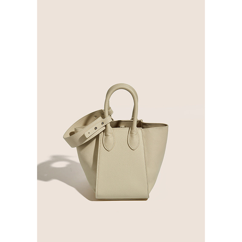 Håndholdt skuldertaske/crossbody taske i form af en grøntsagskurv