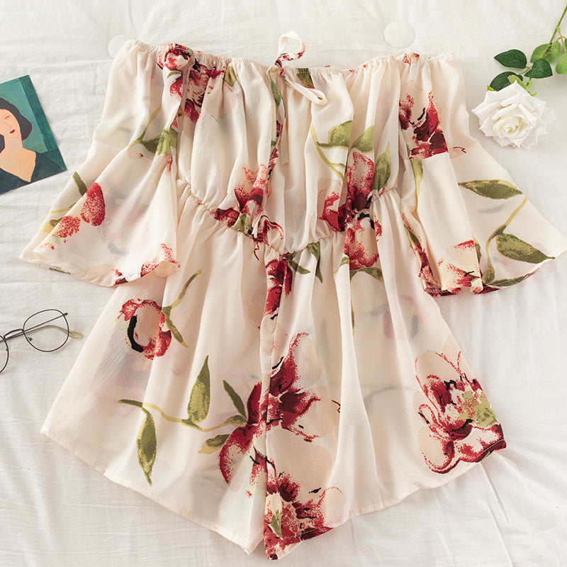 Off-shoulder buksedragt med blomsterprint og flæsede ærmer med bindebånd
