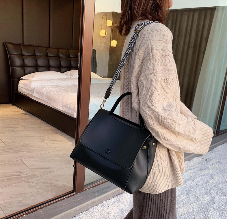 Fashionable and versatile large capacity messenger bag