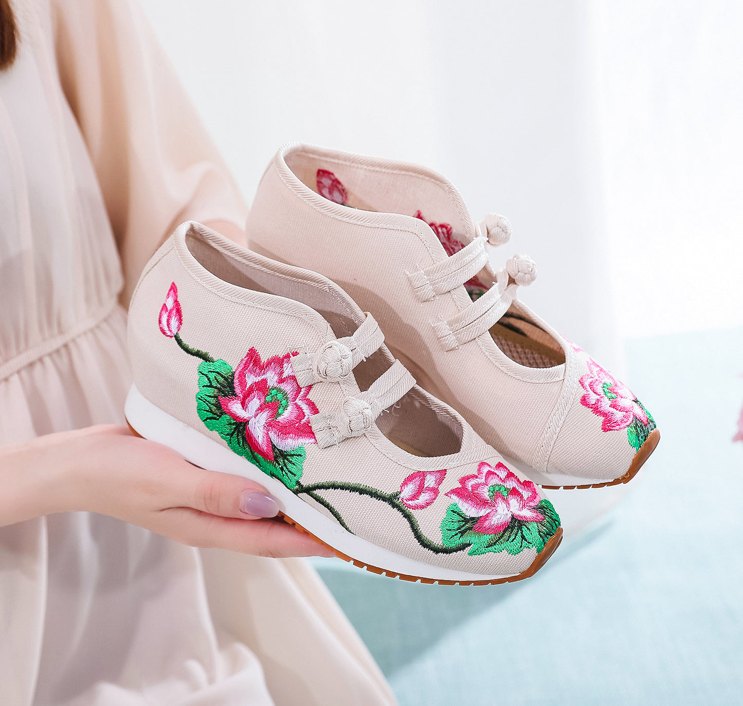 Leisure Embroidery Two-color Rubber Sneaker