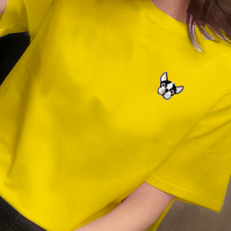 Mandlige og kvindelige par ifører sig studenter-T-shirt med korte ærmer Kvinde