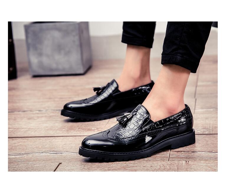 Korean version of the trend of fashion sets of feet casual shoes men's Bullock carved men's shoes thick bottom England increased tassel shoes men