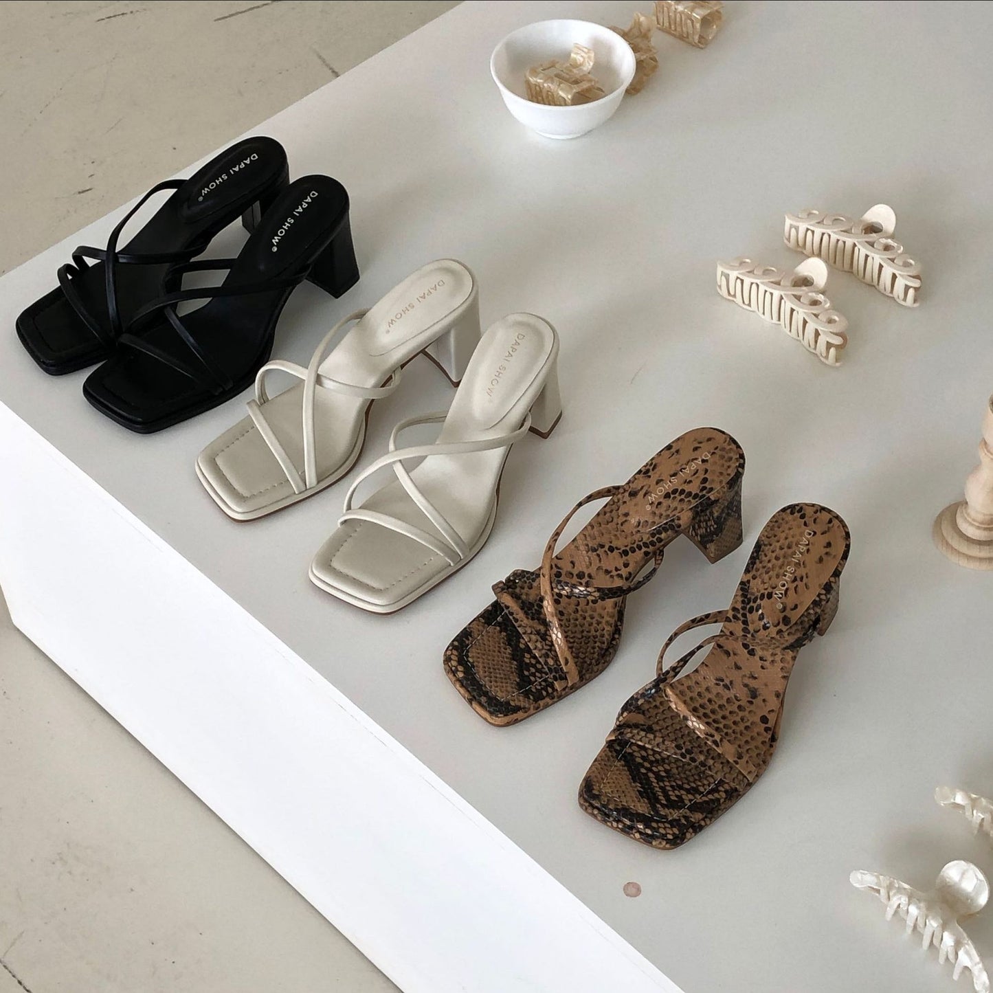Medium heeled Roman shoes
