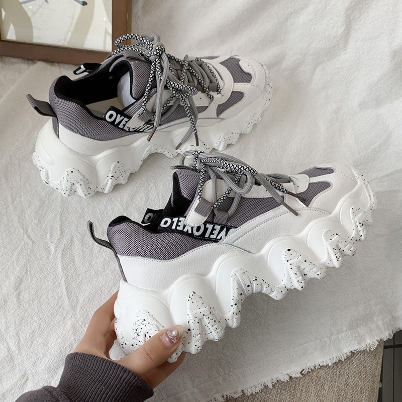 Casual sports shoes with thick soles