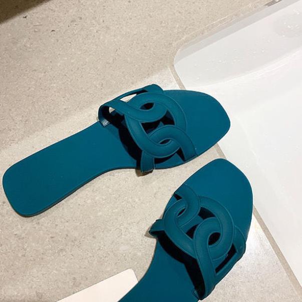 Wear non-slip holiday beach sandals