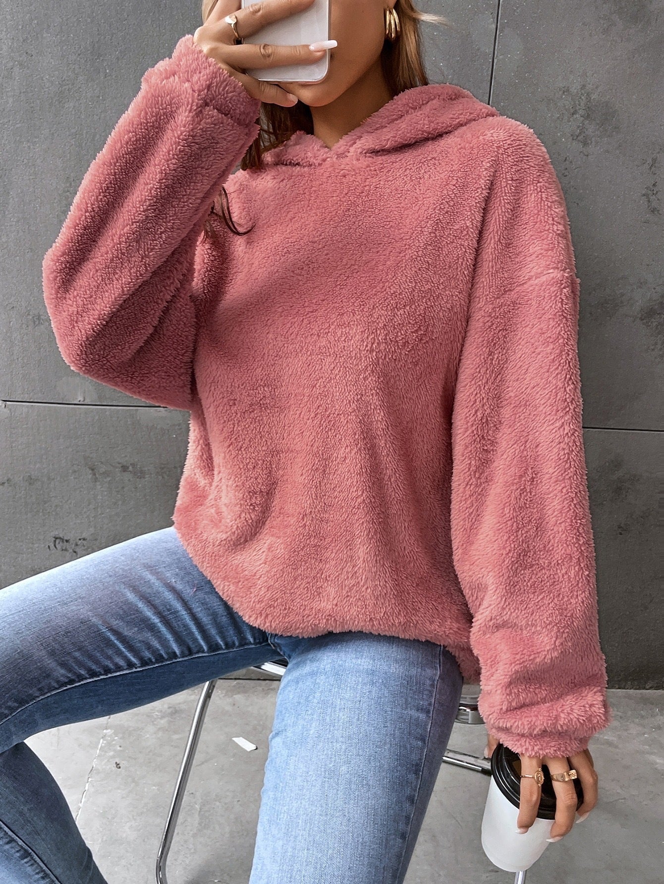 Enkel og moderne hættetrøje til kvinder i dobbeltlags fløjl, løstsiddende, langærmet sweatshirt