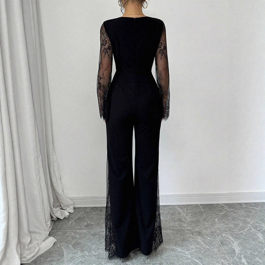 Langærmet jumpsuit med blondedetaljer, rund hals, kropsnær pasform, taljesnit og hofteløftende design
