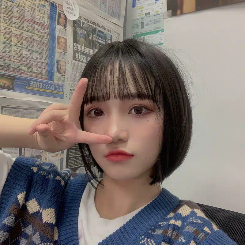 Female short straight hair air bangs