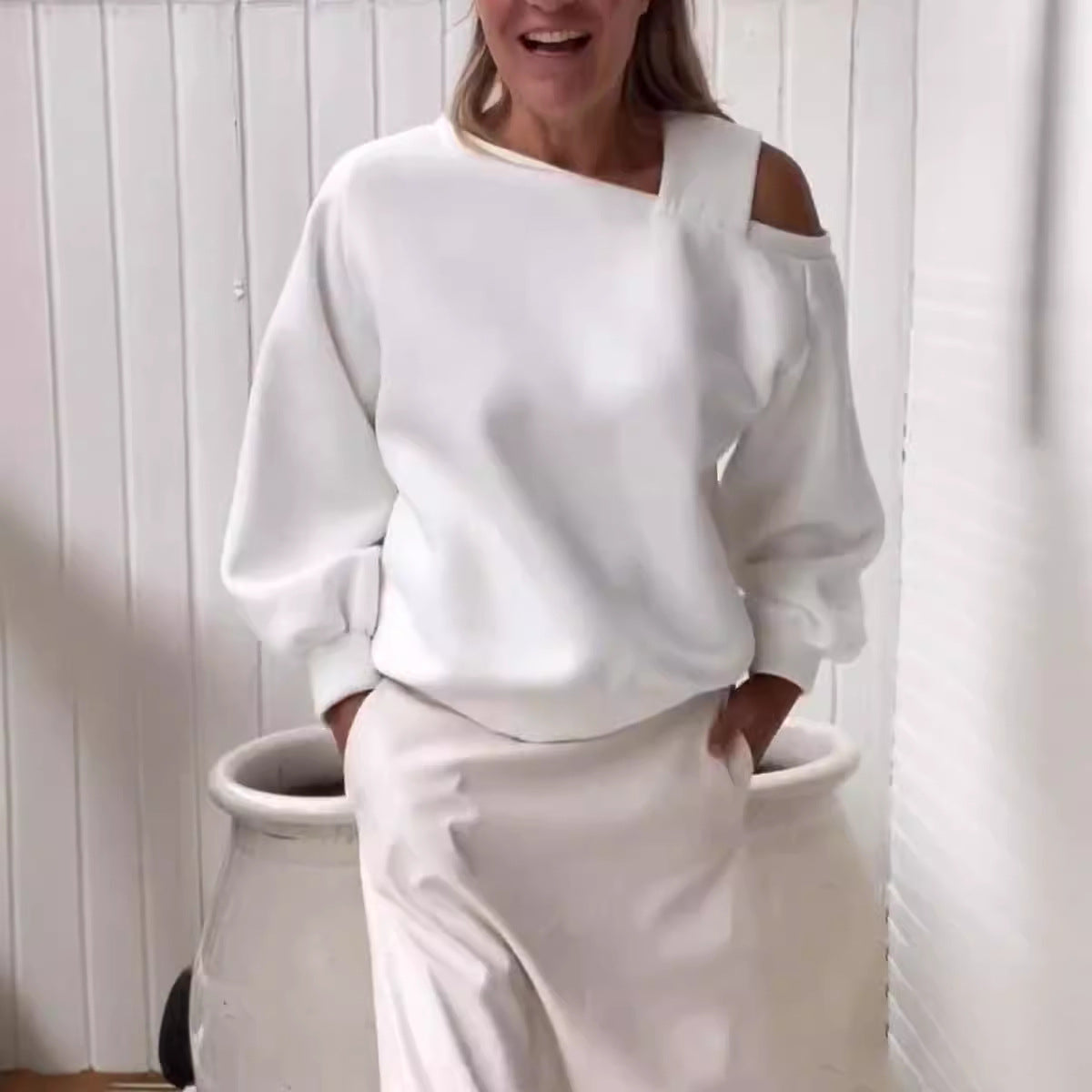 Leisure Off-shoulder Loose Long Sleeve Fleece-lined Bathroom