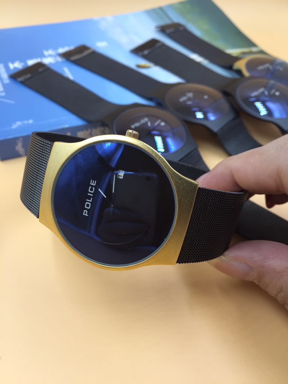 Quartz watch with double safety buckle