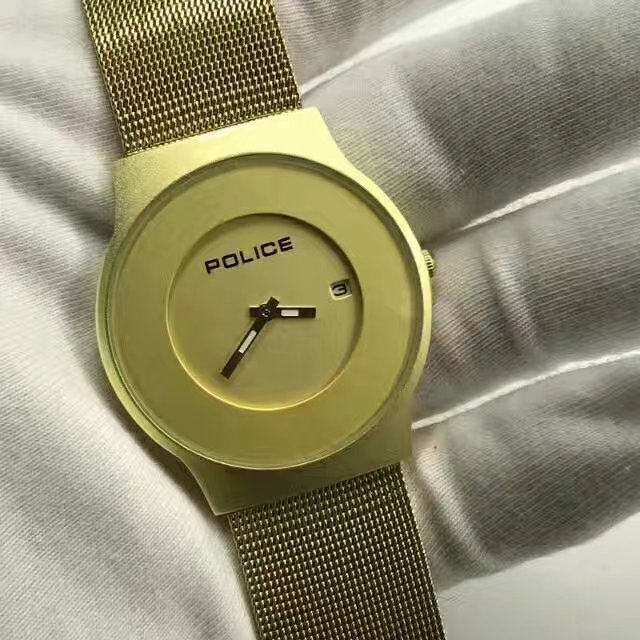 Quartz watch with double safety buckle