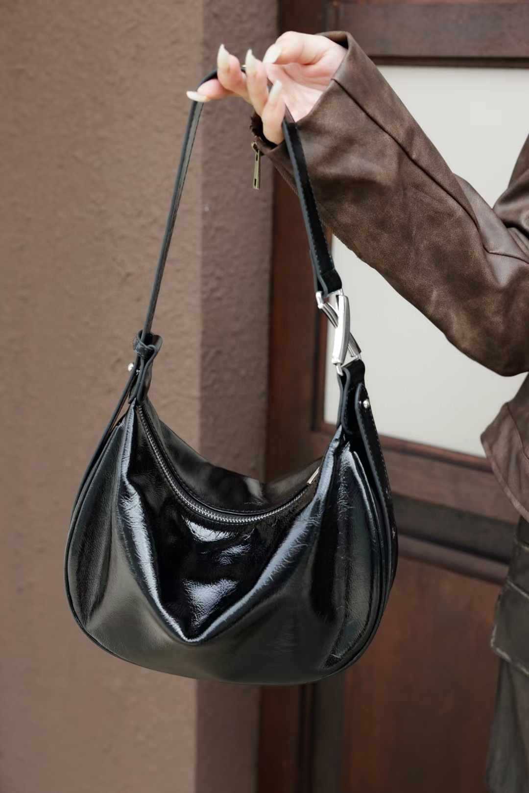 Dametaske i koskind, skuldertaske, crossbody, olievokset læderspandtaske