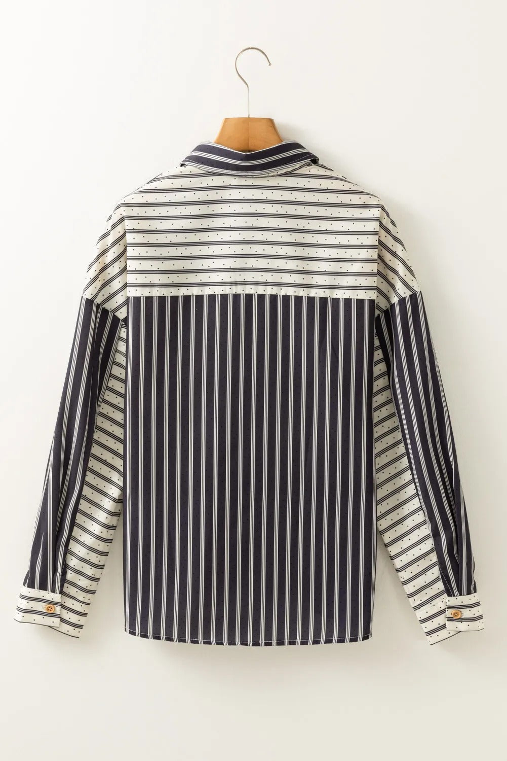 Sortstribet tofarvet patchwork bluse med halvlange knapper og brystlommer