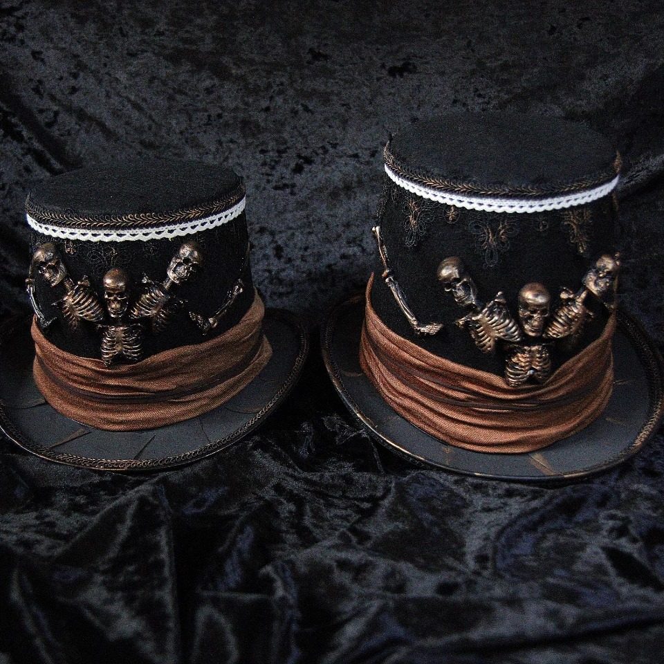 Skull On Stage Steampunk Peacock-feather Pirate Top Hat