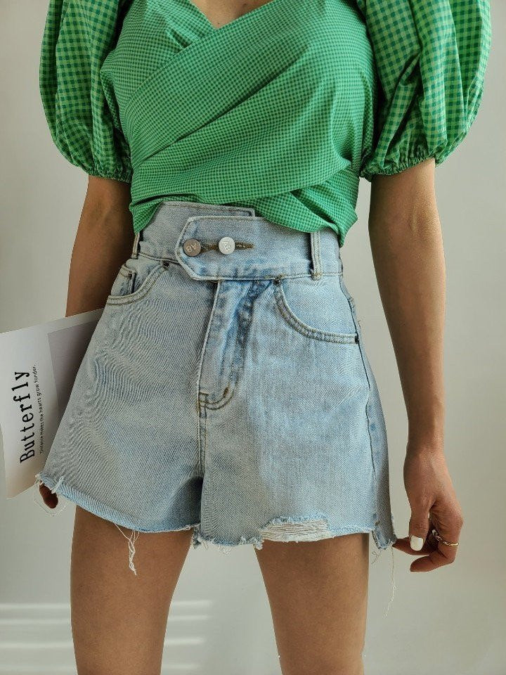 To knapper, slidte denimshorts
