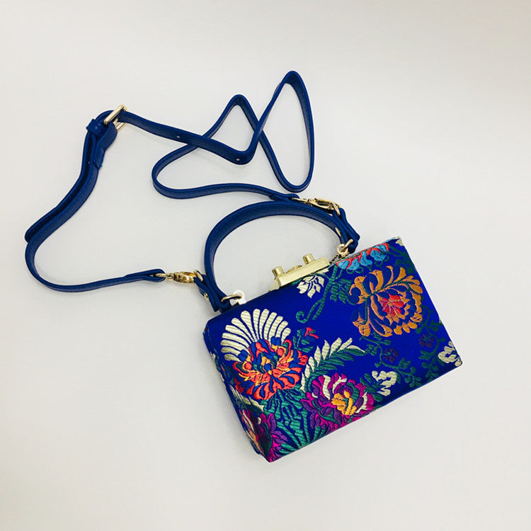 Niche Retro Antique Exquisite Embroidered Flower Handbag