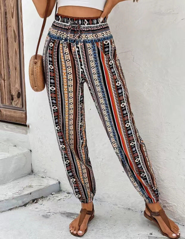 Løs, tilspidset jumpsuit med print, snøre, blomsterprint og lommer