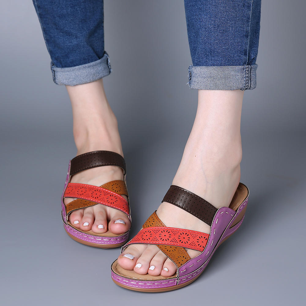 Hole-crossing open-toe wedge slippers