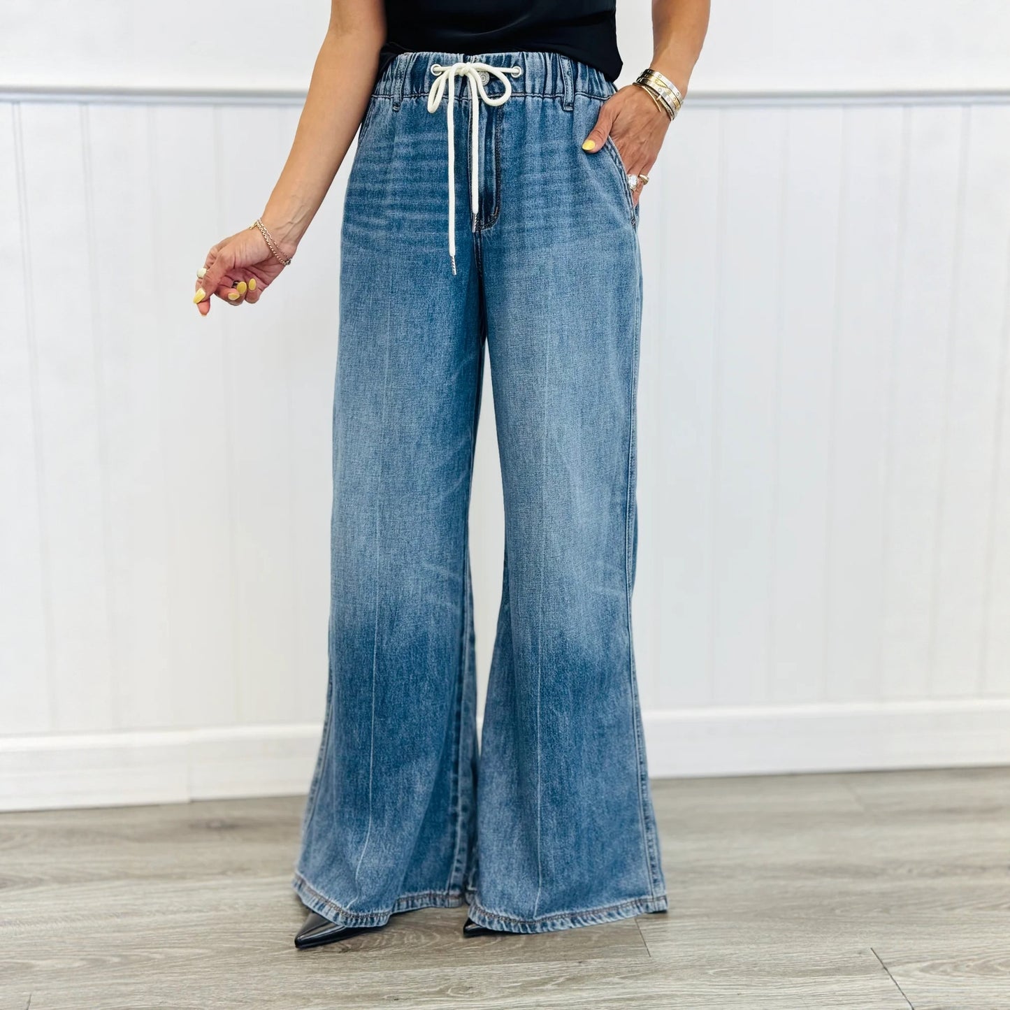 Retro højtaljede let udsvungne jeans med strækbar linning