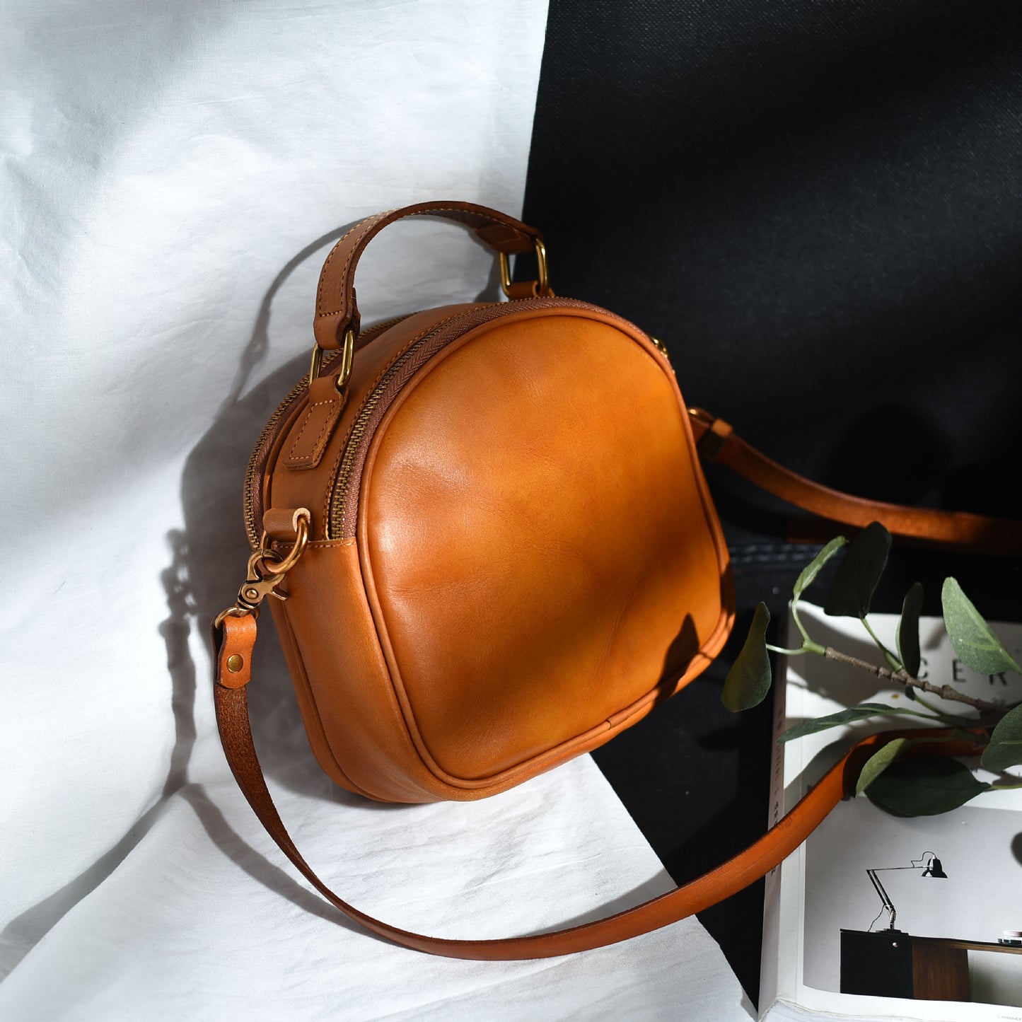 Japansk-inspireret Retro Originalt Design Håndlavet Crossbody-taske i Ægte Læder med Dobbelt Lynlås og Skelet-skin