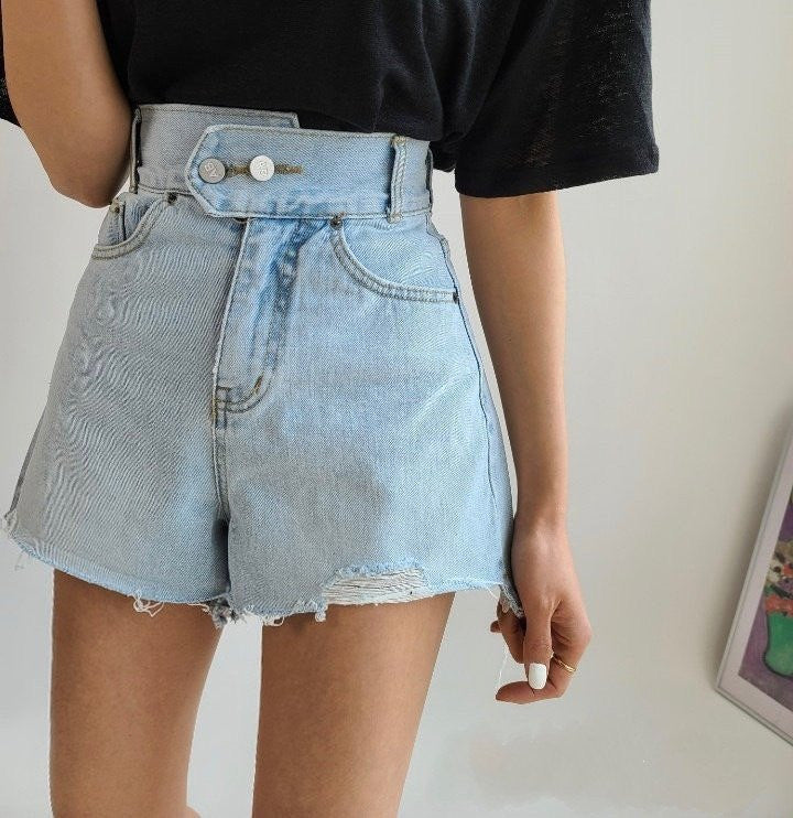 To knapper, slidte denimshorts