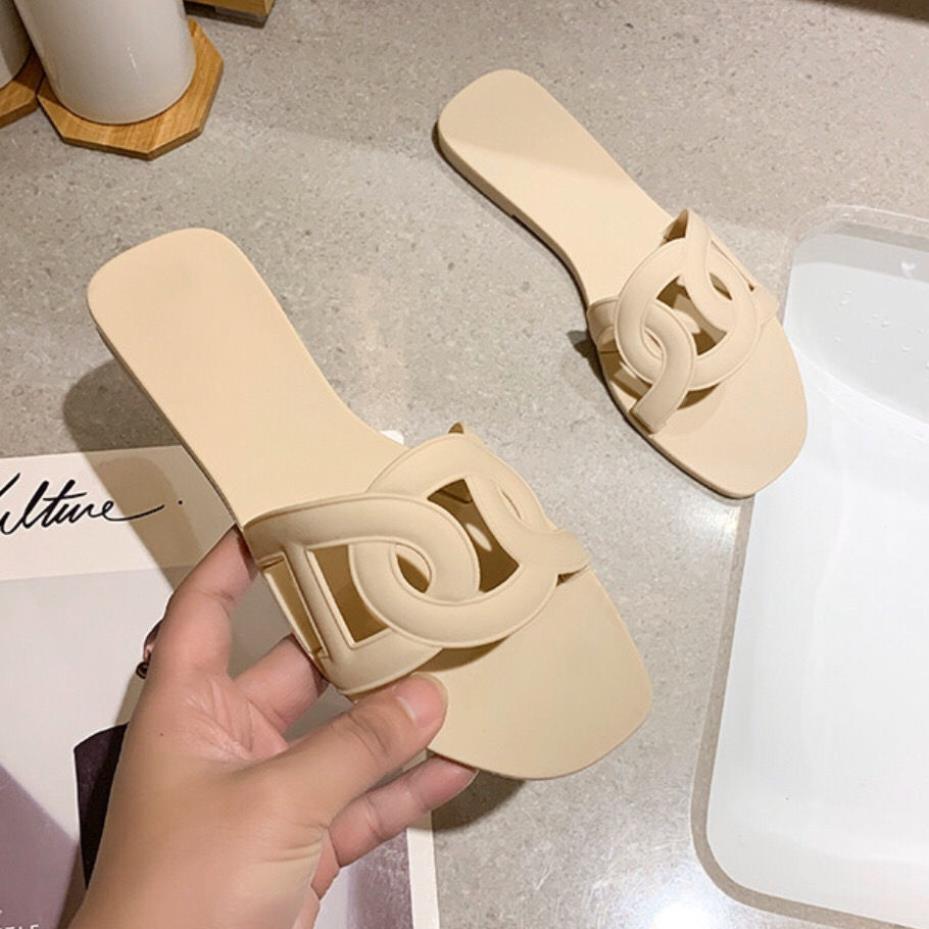 Wear non-slip holiday beach sandals