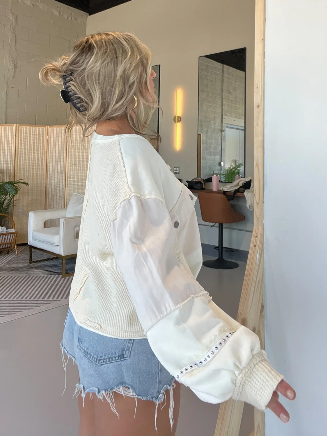 Kort denimfarvet afslappet sweater til kvinder