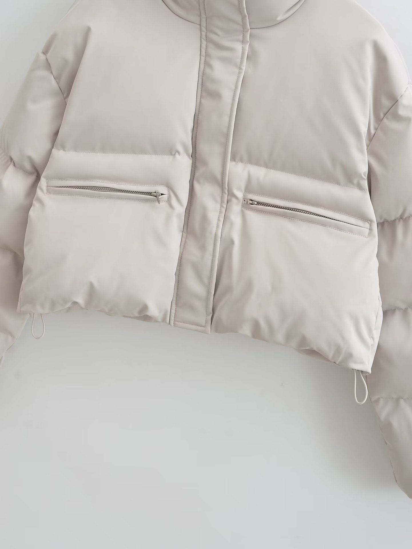 Dunfrakke til vinter med lynlås og opretstående krave i kort design
