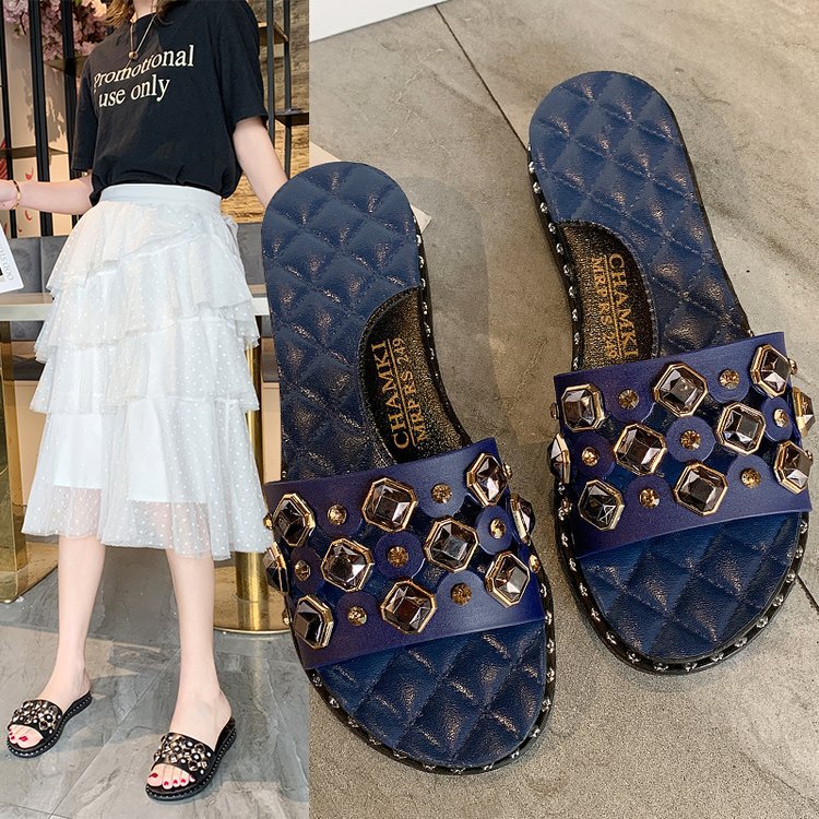 Rivet-shaped flat sandals