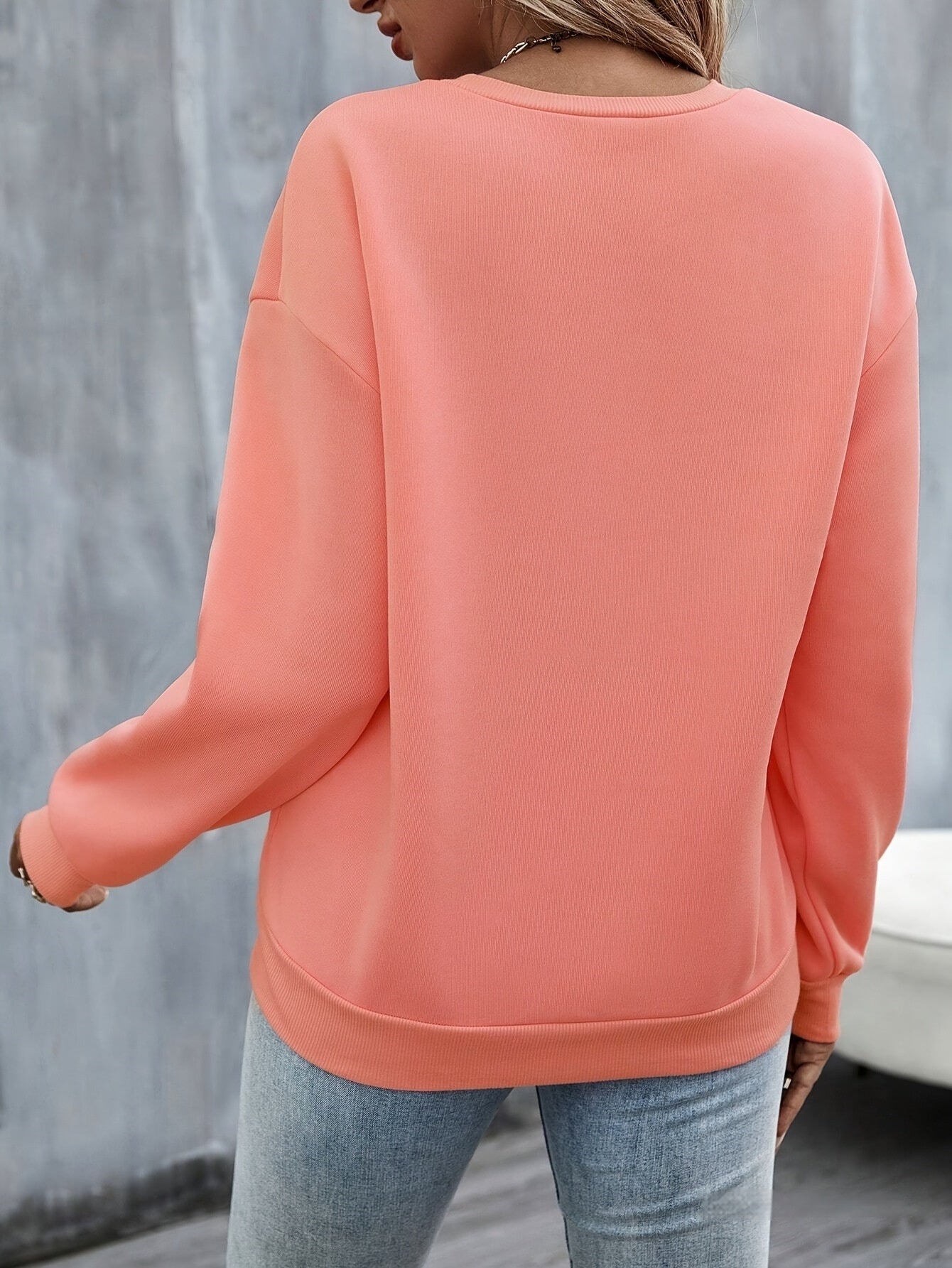Langærmet sweater med kærlighedsmønster og rund hals