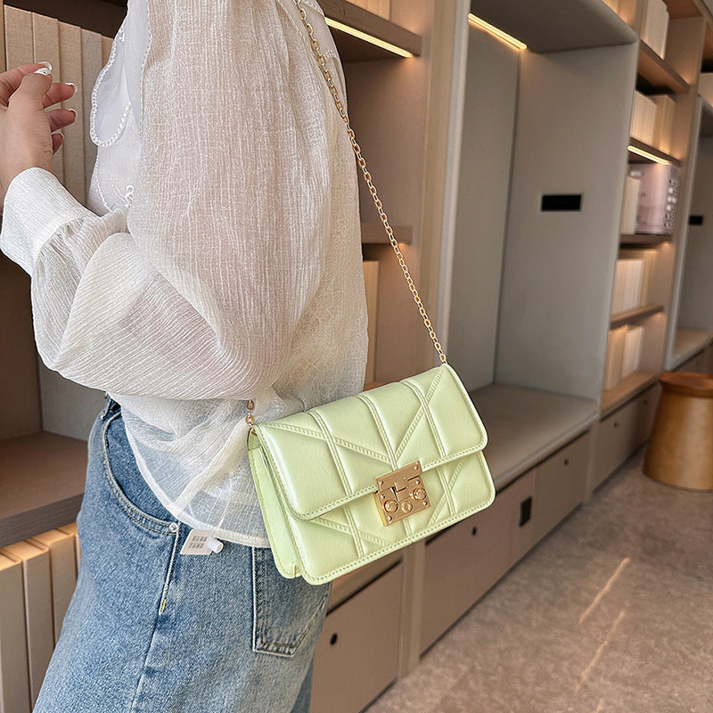 Crossbodytaske i casual design med kæde