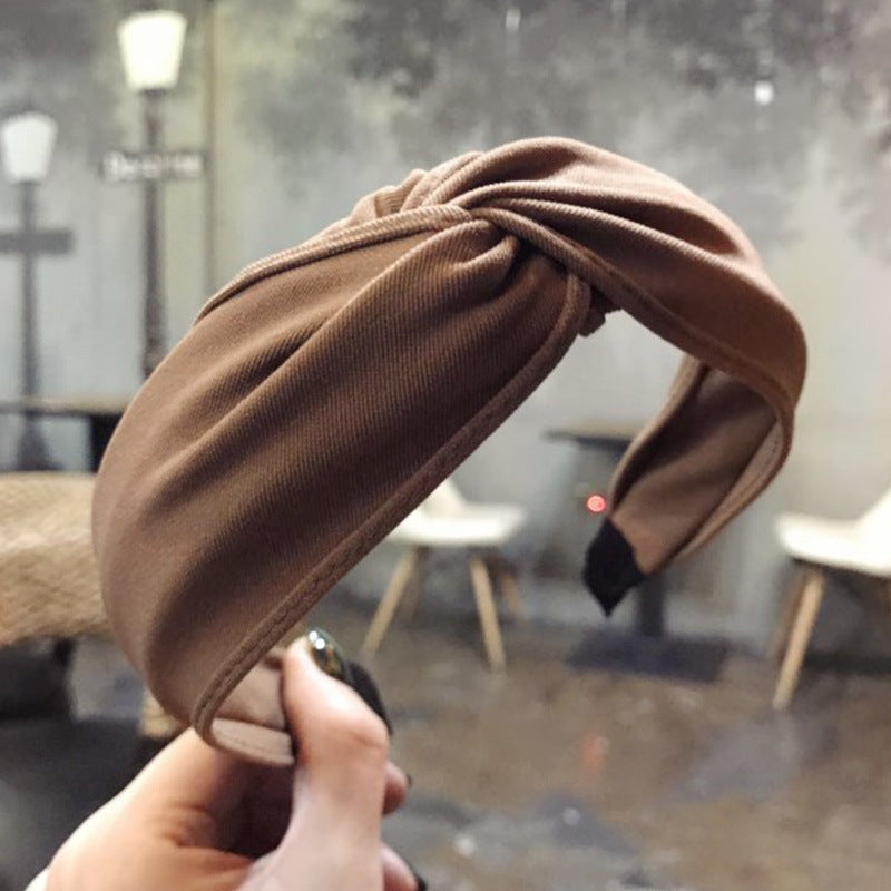 Wide-sided cross-knotted headband