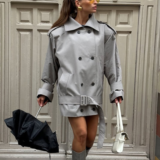 Stilfuld dobbeltradet cropped trenchcoat til kvinder