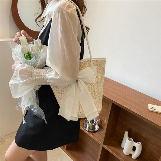 Simple Bow Grass Woven Shoulder Bag