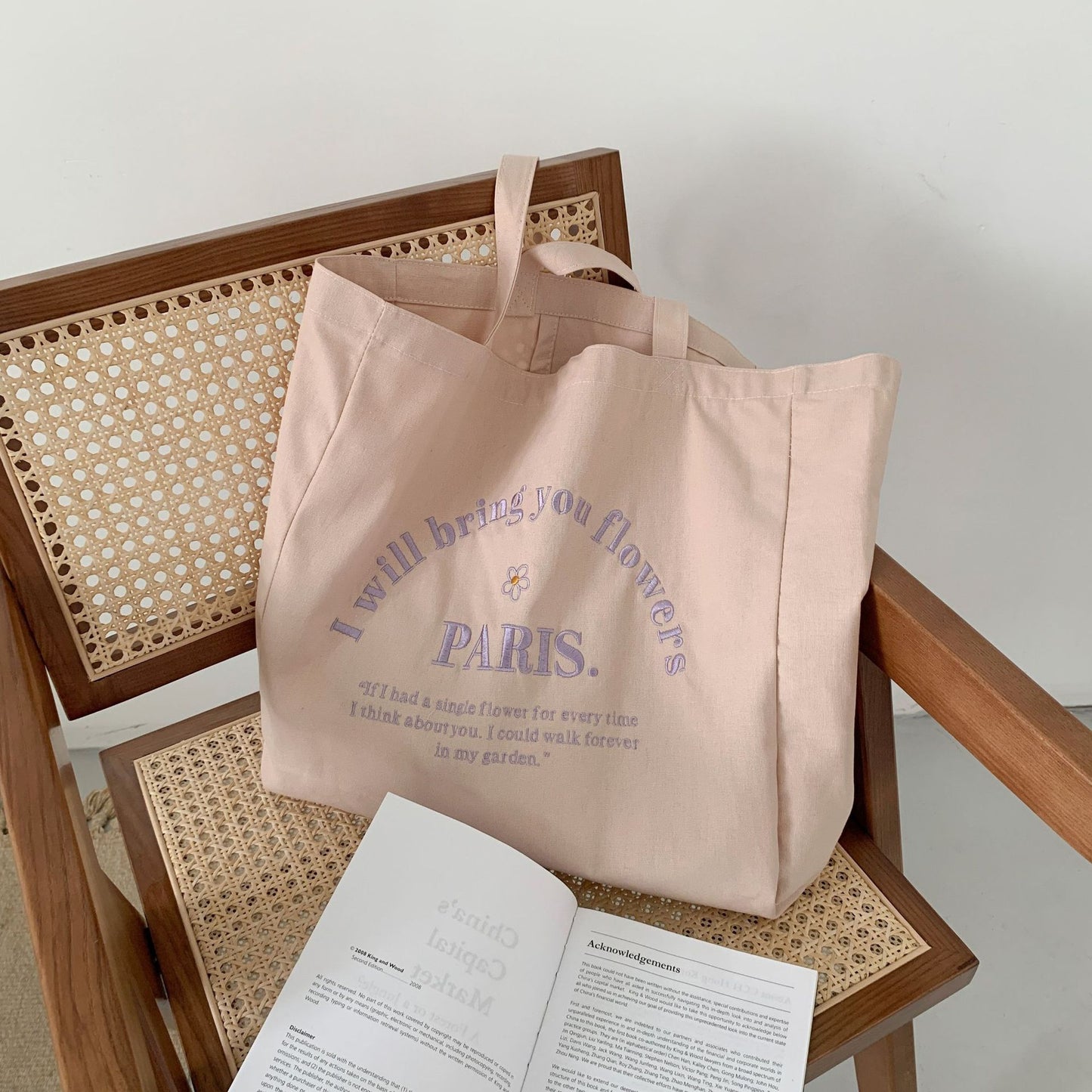 Moderne skuldertaske med broderet bogstav