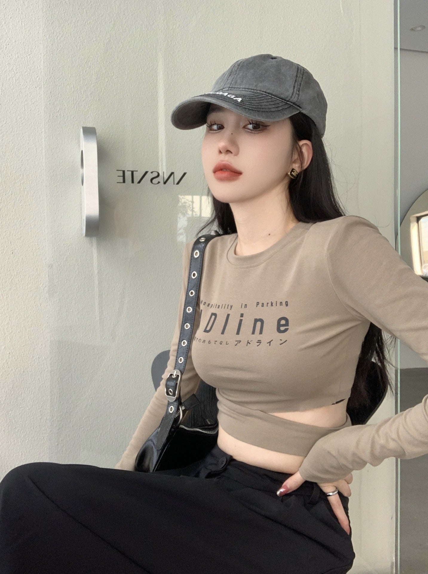 Stram, ren og tynd, langærmet T-shirt til kvinder med "Hot Girl"-bogstaver