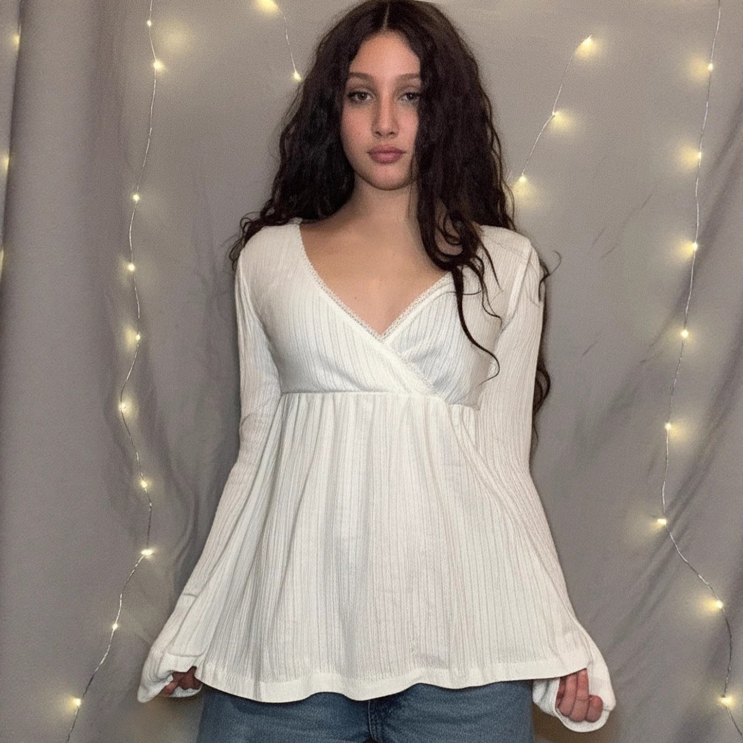 Figure-flattering V-neck Lace-panel Long Sleeves