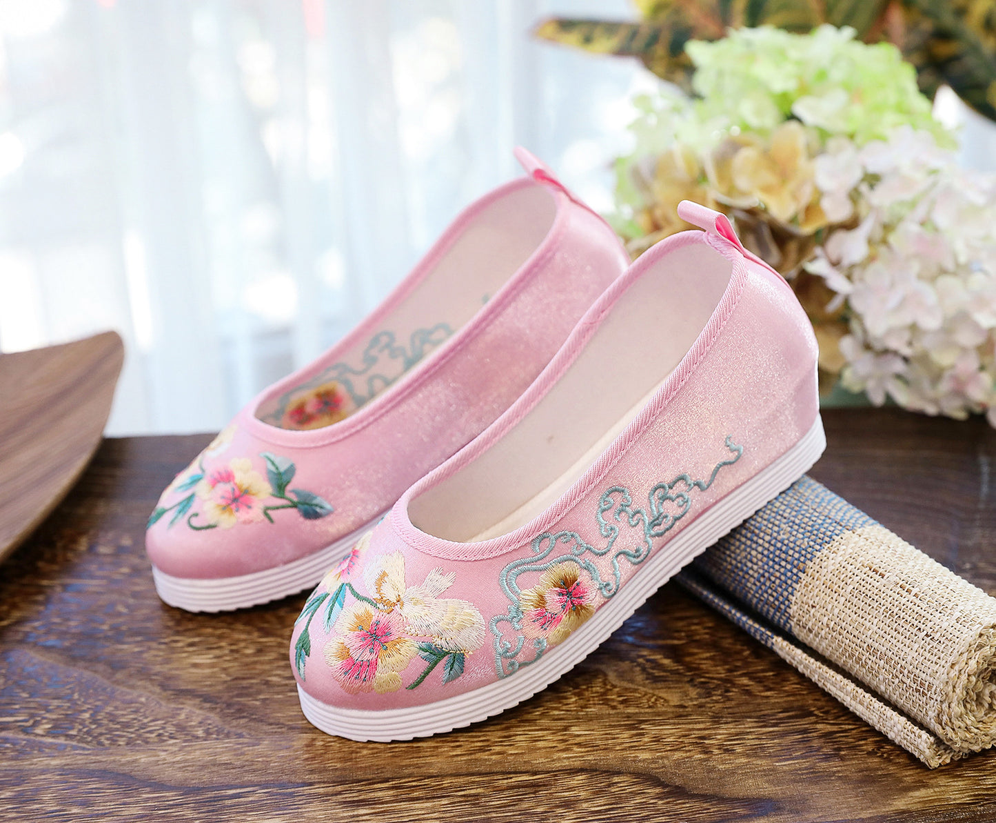 Spring And Autumn Antique Student Embroidered Cotton Shoes