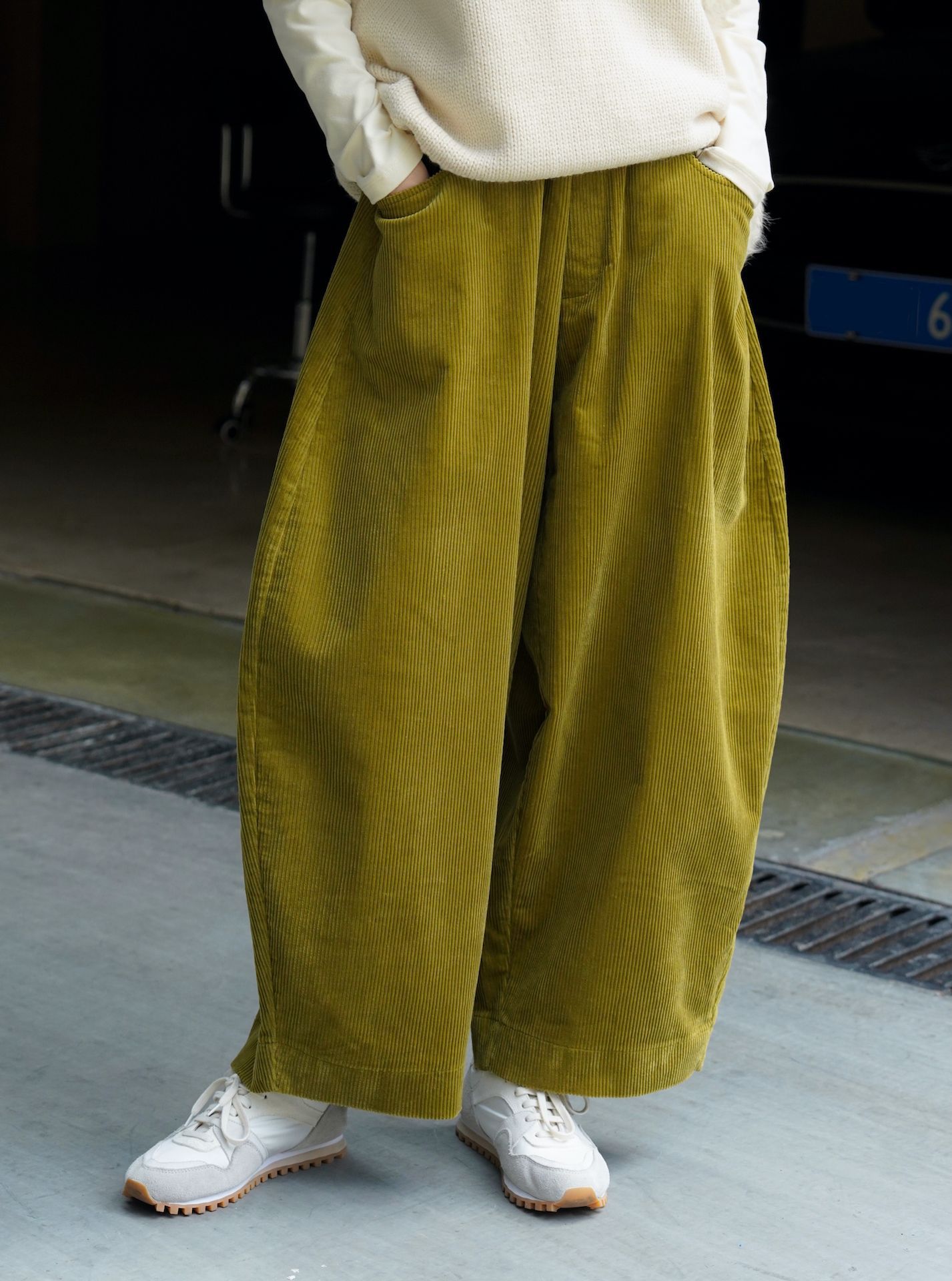 Corduroy Casual Pants With A Relaxed Slimming Fit And Elastic Waist For Women