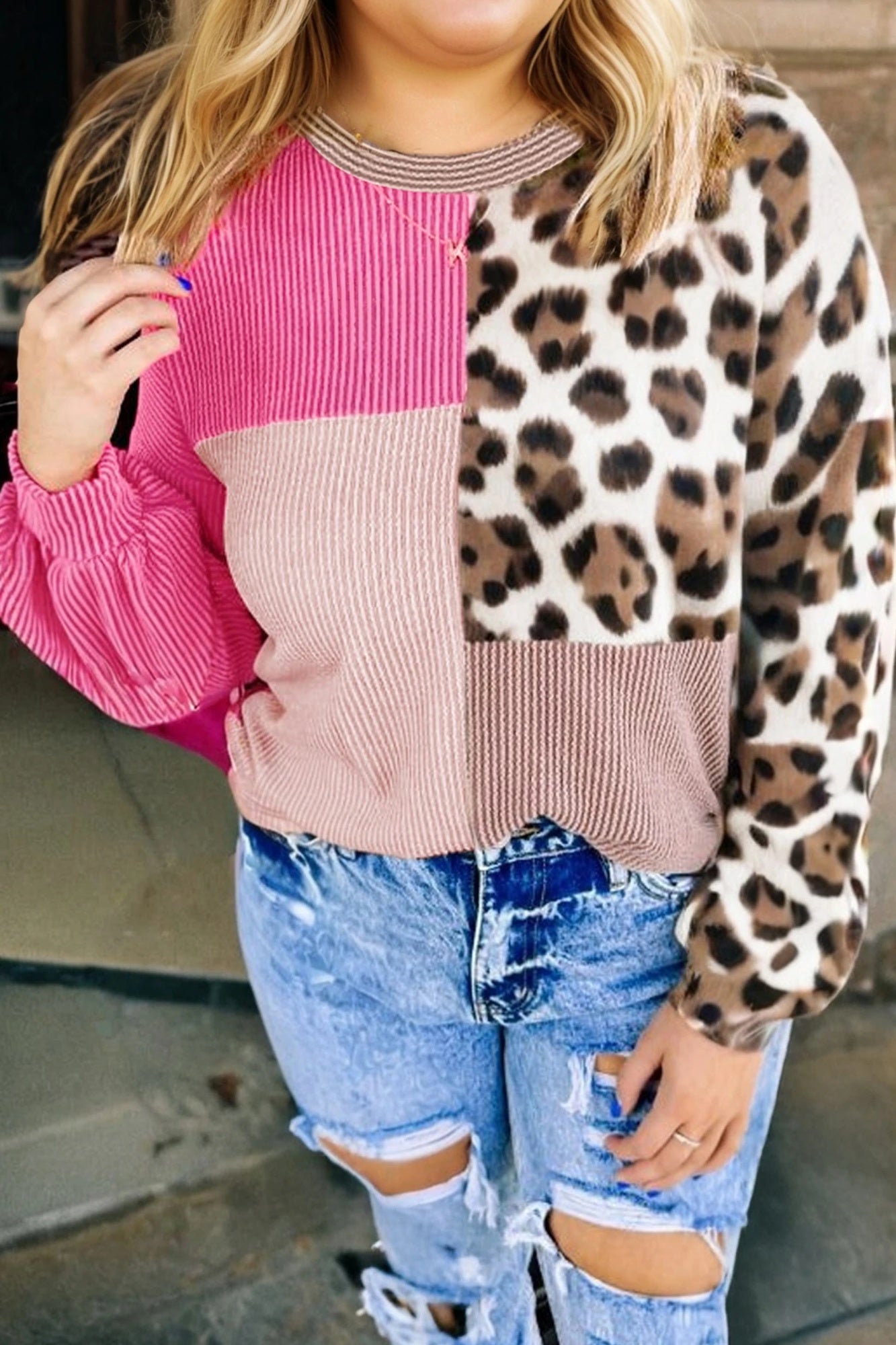 Dame langærmet top med rund hals, rib og farveblok med leopardprint