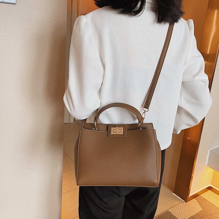 Large Capacity Simple Stylish Good Texture Commuter Messenger Bag