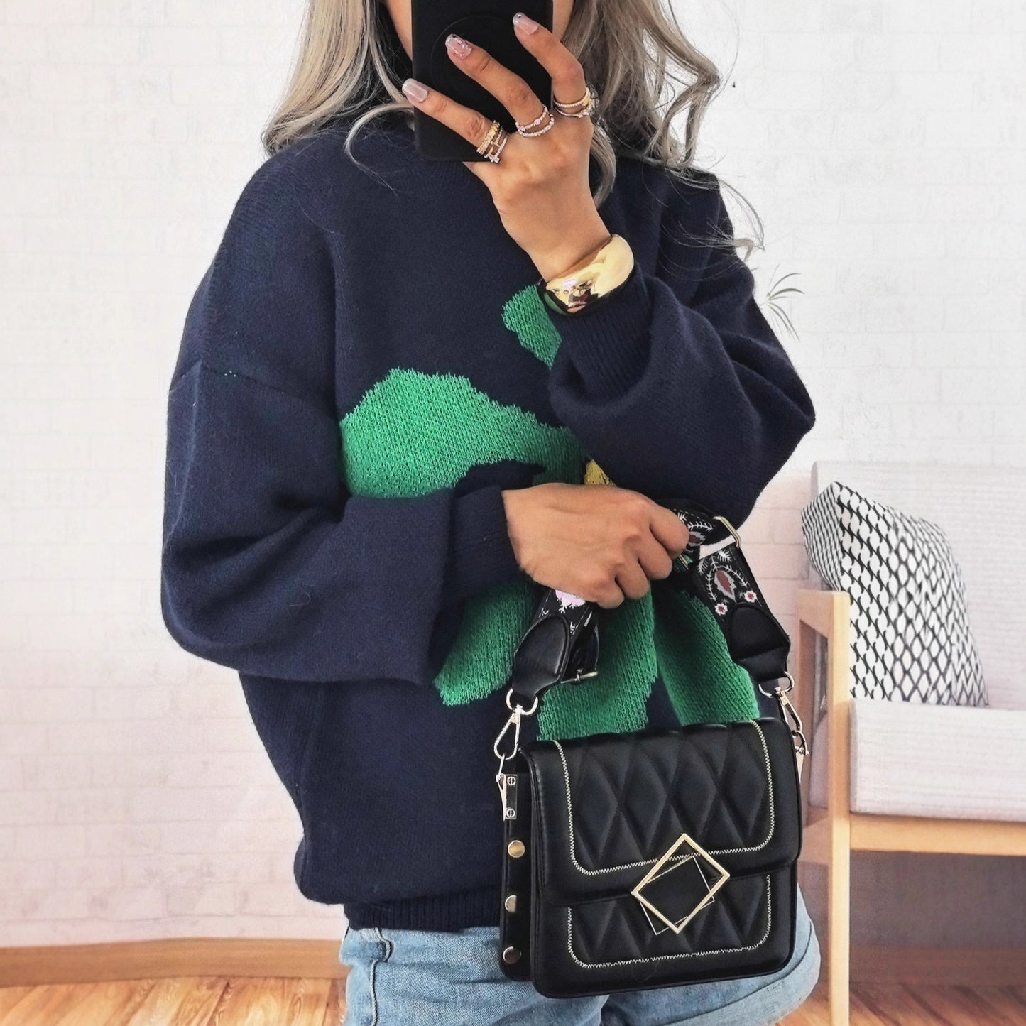 Afslappet løs strikket rundhalset sweater med store blomster jacquard og kontrastfarver