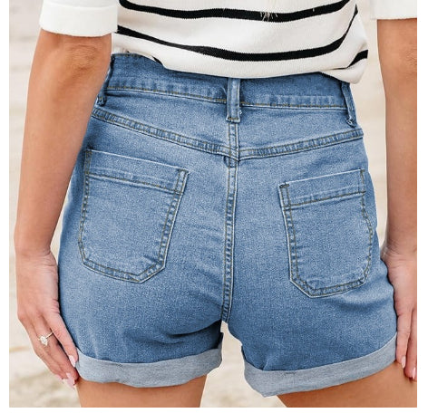 Korte denimshorts til kvinder med knaplukning, høj talje og opsmøg