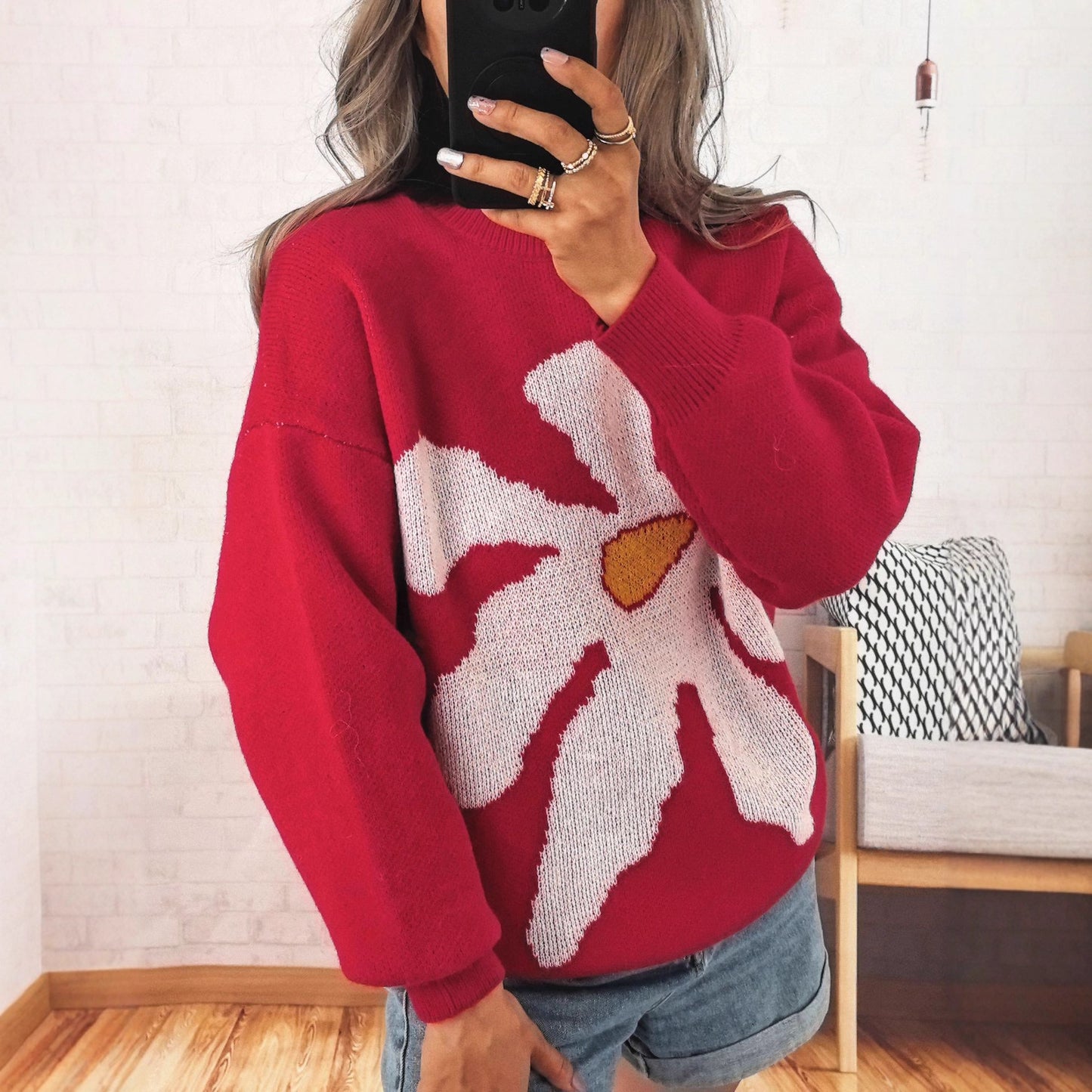 Afslappet løs strikket rundhalset sweater med store blomster jacquard og kontrastfarver